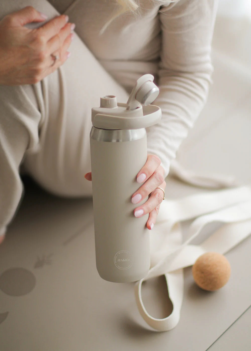 AYA&IDA Sports Bottle 700 ml i Cream Beige – køb hos butikalrum.dk