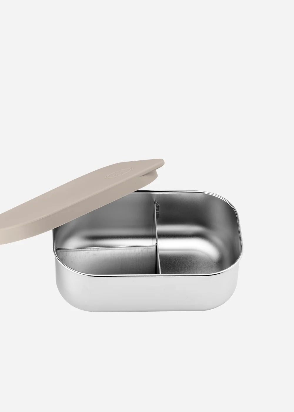 AYA&IDA Lunch Box i Cream Beige 900 ml med tre rum, rustfrit stål og blødt silikone låg – en praktisk madkasse til børn.