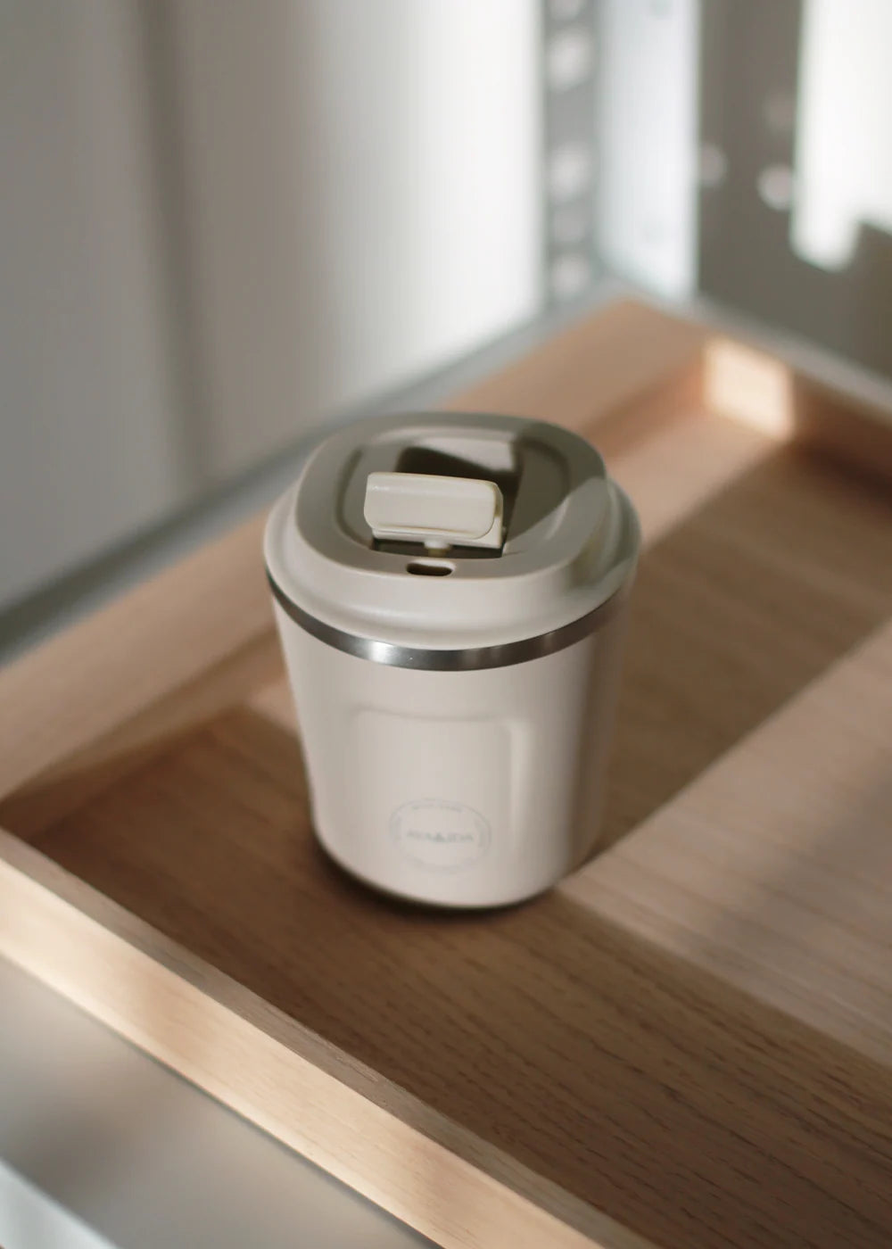 AYA&IDA CUP2GO termokop i Cream Beige 240 ml med tætsluttende klik-låg – en stilren og bæredygtig kop til kaffe og te på farten.