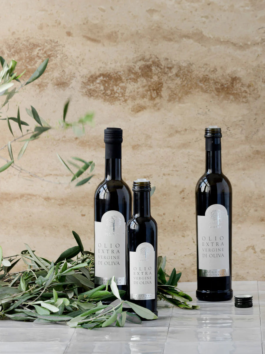 Økologisk ekstra jomfruolivenolie fra Toscana – håndhøstet, nypresset og fyldt med intens aroma. Perfekt til madlavning og som et friskt pift.