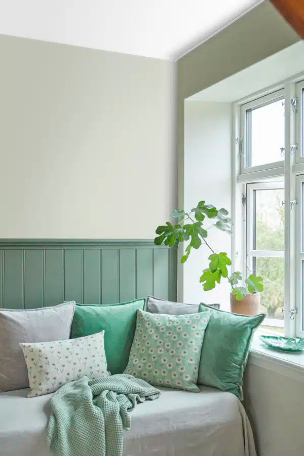 Gobelinpude Margurit Pistachio 50×50 med hvide margueritter på grøn bund – inkl. danskproduceret monteringspude med dun og fjer.