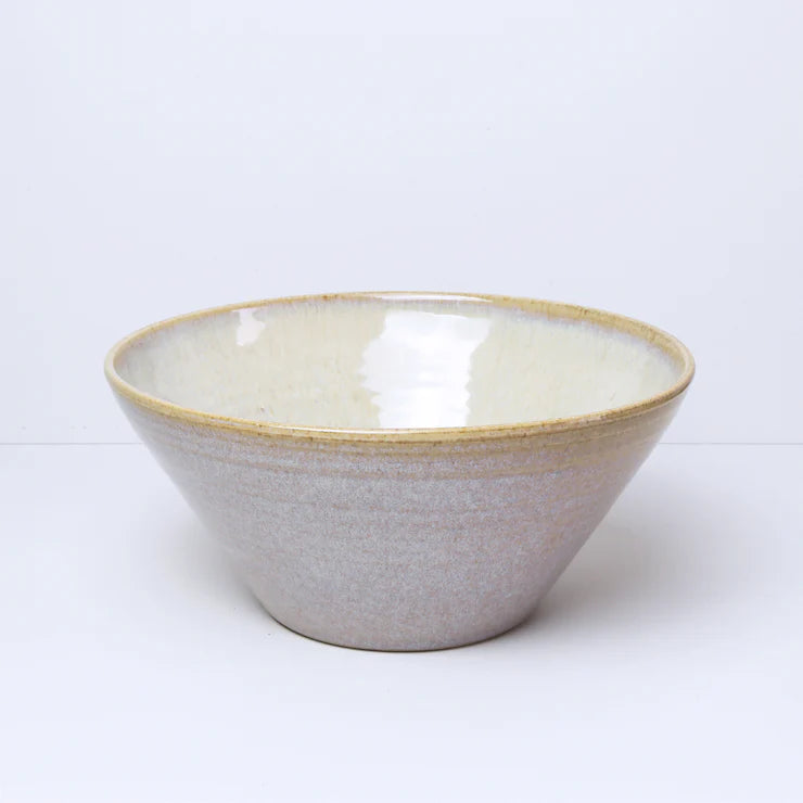 Medium skål i farven Oatmeal – håndlavet dansk keramik fra Bornholm, med unikke variationer i glasur og form.