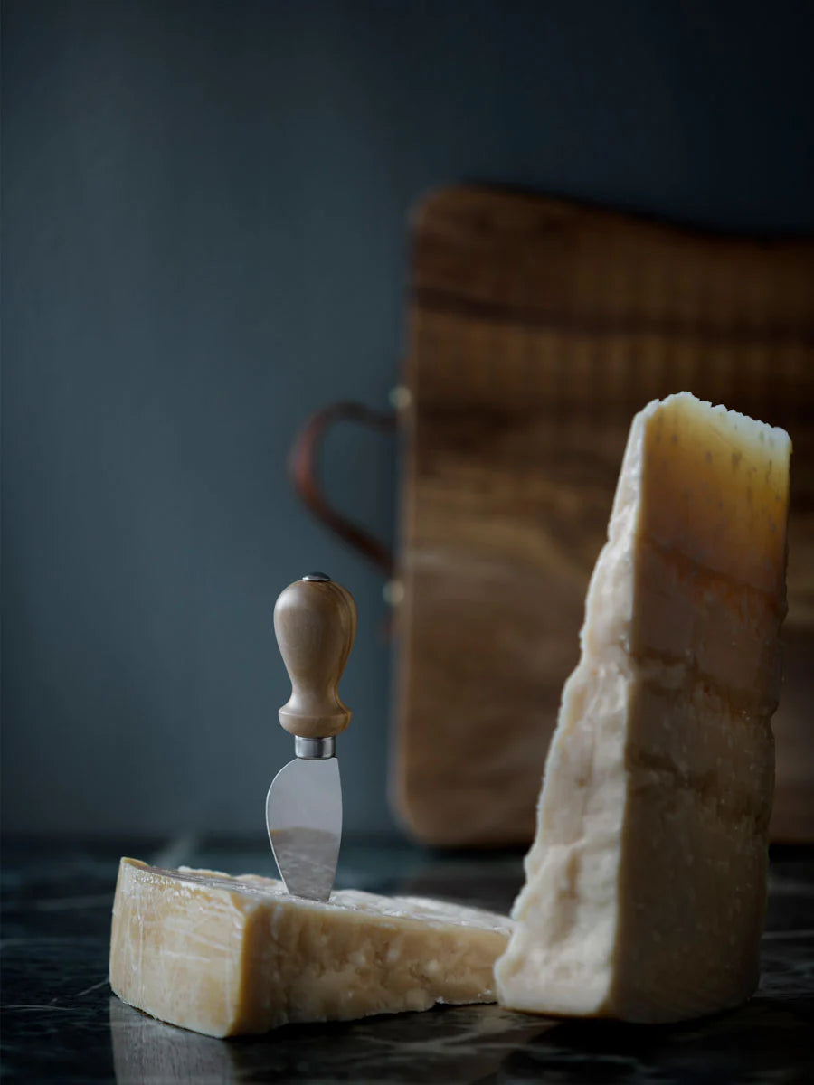 Parmesankniv med rustfrit stålblad og oliventræsskaft – ideel til at bryde parmesan og servere som antipasti.