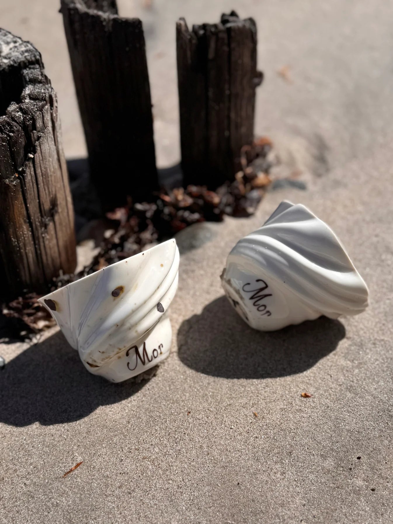 Håndlavet Svanekop fra Studio Aarhus med teksten 'mor' til mors dags gave. Kan indeholde 230 ml - køb hos butikalrum.dk