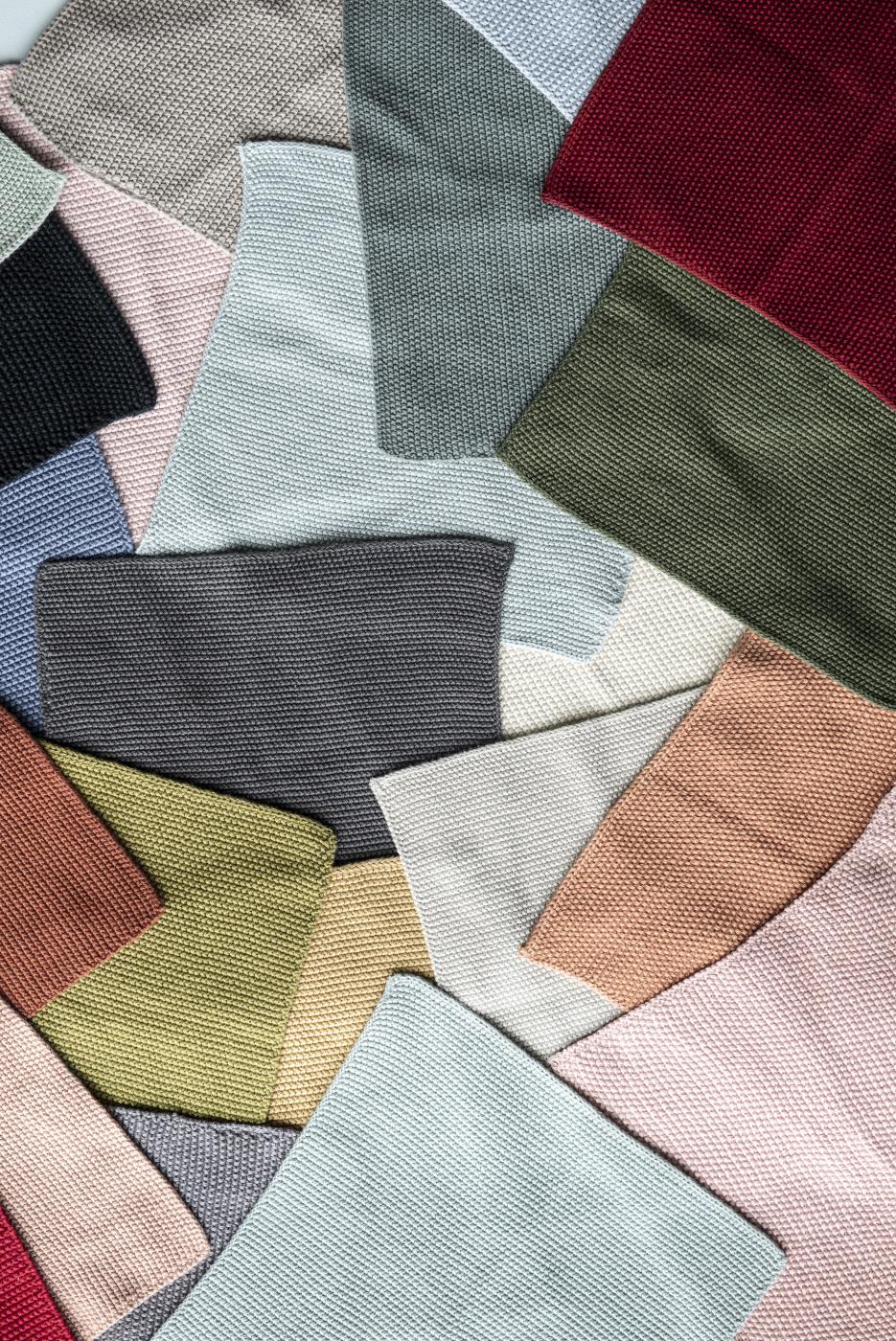 Strikket karklud i farven sand. Mål: B: 25 L: 25 cm.