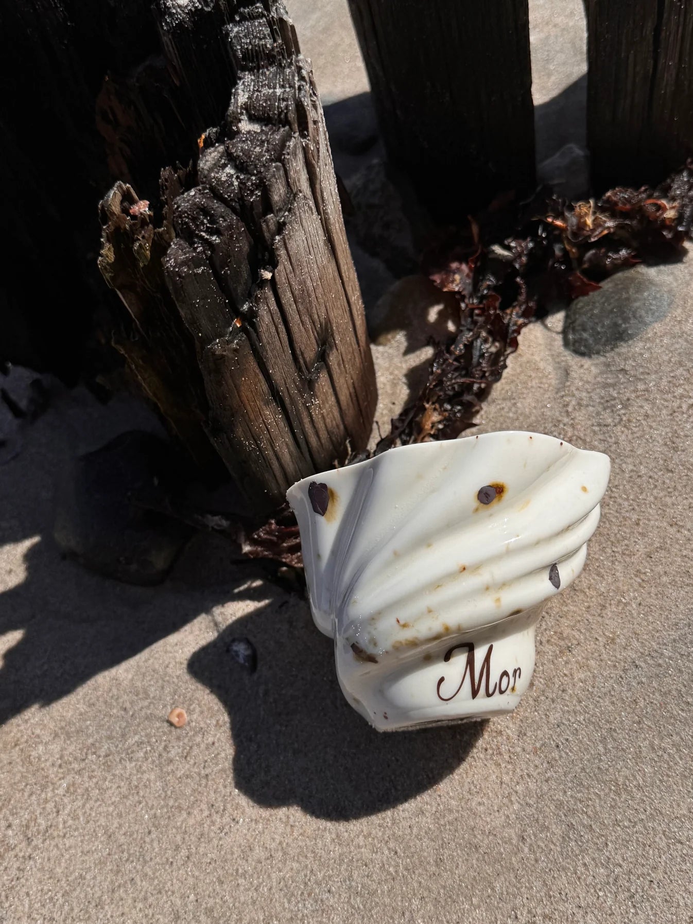 Hvid svanekop fra Studio Aarhus med pletter og teksten 'mor'. Find hos butikalrum.dk