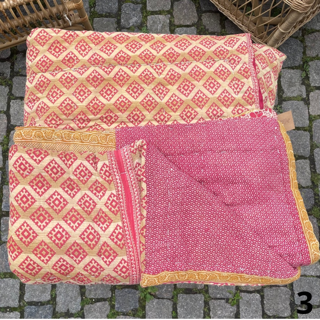 Quilt af genbrugssarier med bomuldsfyld #3