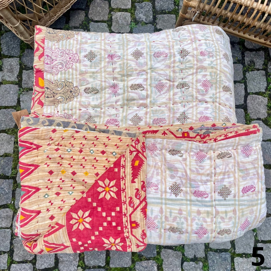 Quilt af genbrugssarier med bomuldsfyld #5