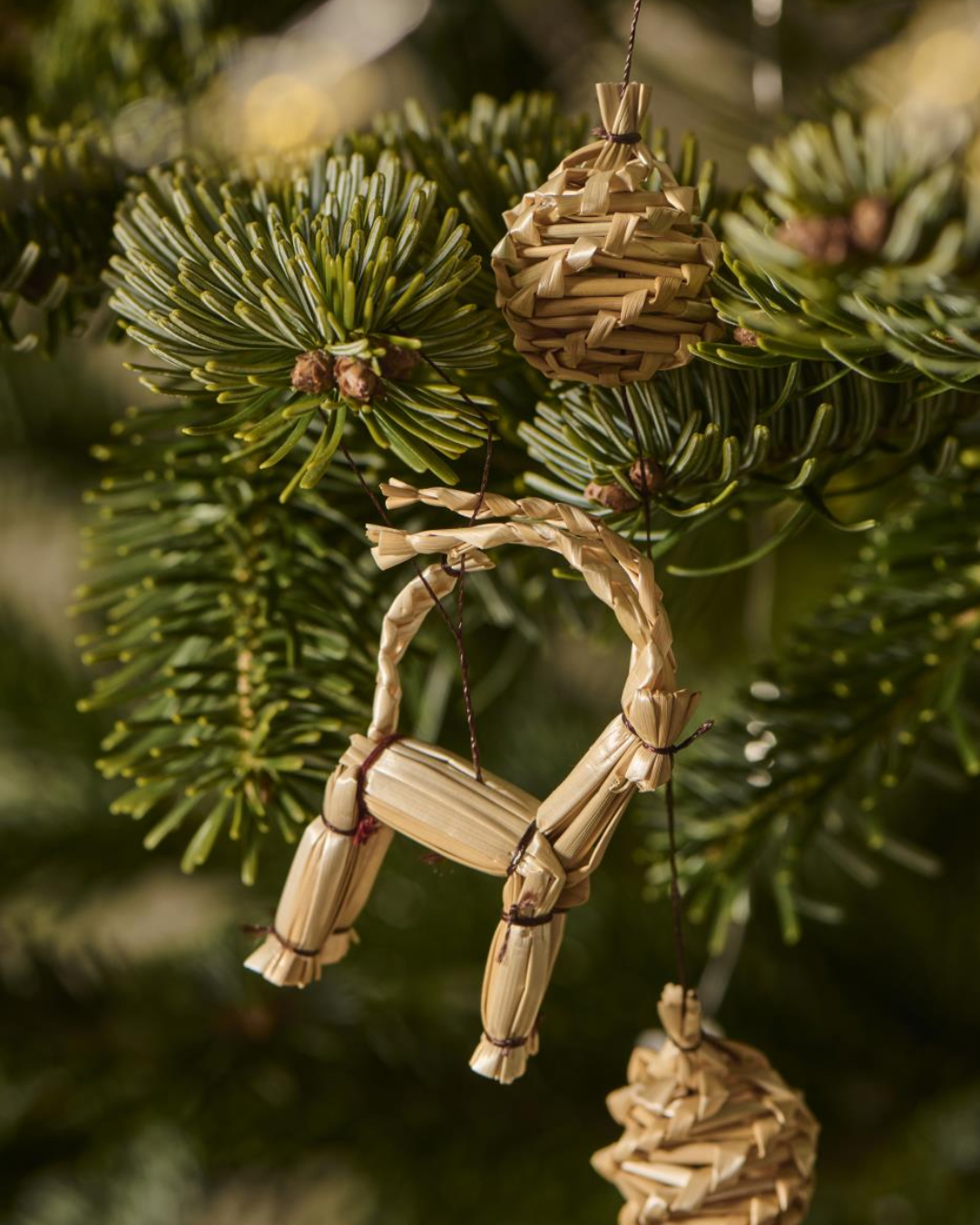 Kogleranke på 150 cm til dekoration af hjemmet, perfekt som bordpynt og til festlige anledninger.