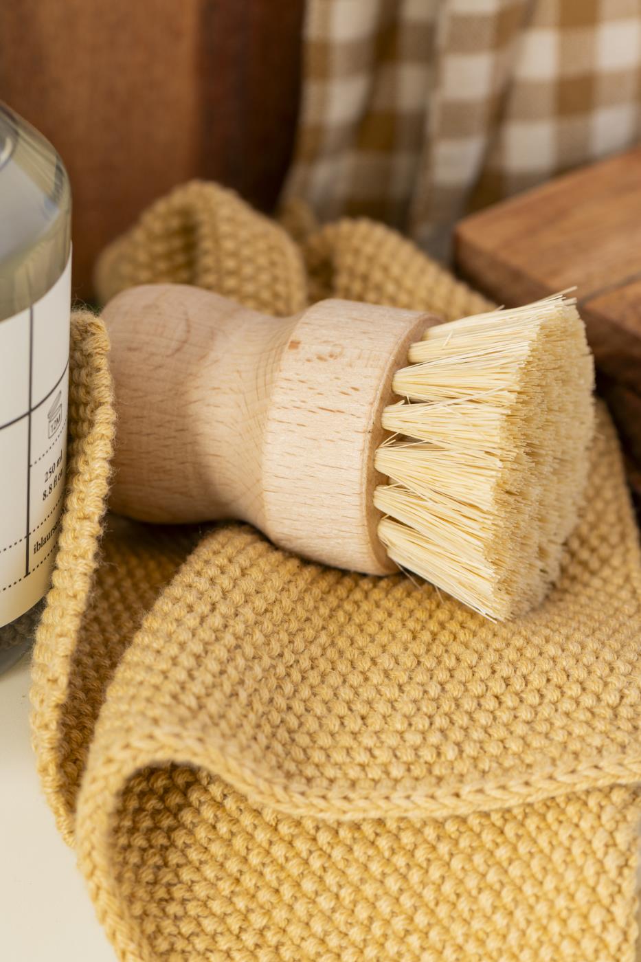 Grøntsagsbørste i bøgetræ med sisalfibre – perfekt til rengøring af kartofler og grøntsager. Ergonomisk design. Fra Butikalrum.