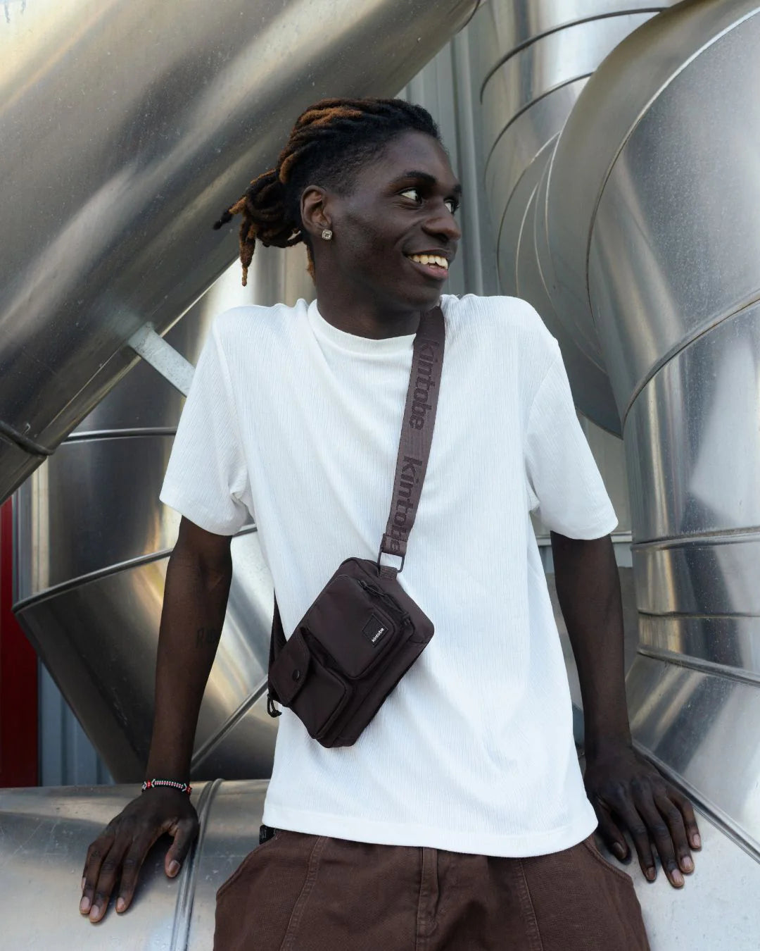 Miles Compact Bag fra Kintobe i downtown mocha – kompakt og praktisk taske til alle nødvendigheder, køb hos butikalrum.dk