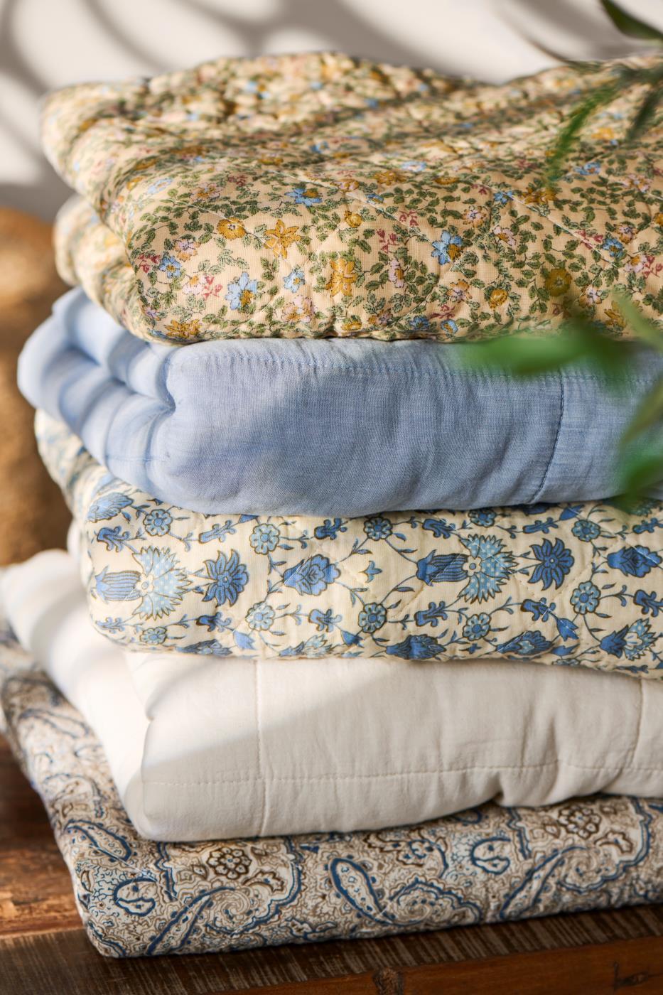 Blød bomuldsquilt i Cornflower i 130x180 cm fra butikalrum.dk