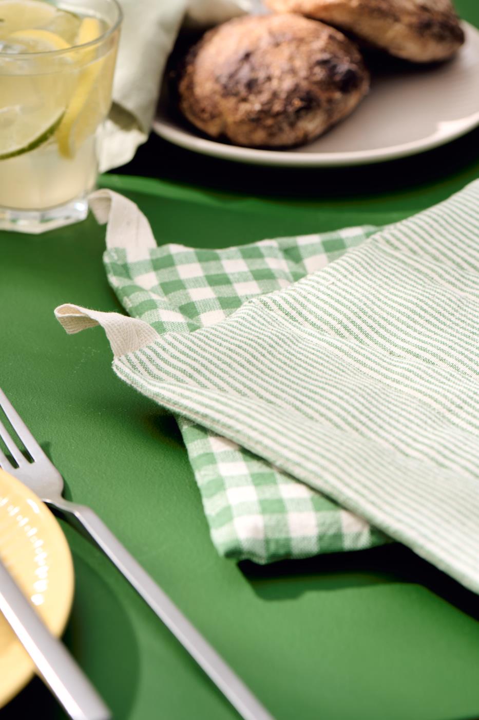 Smalstribet grøn og hvid grydelap - køb hos Butikalrum.dk.