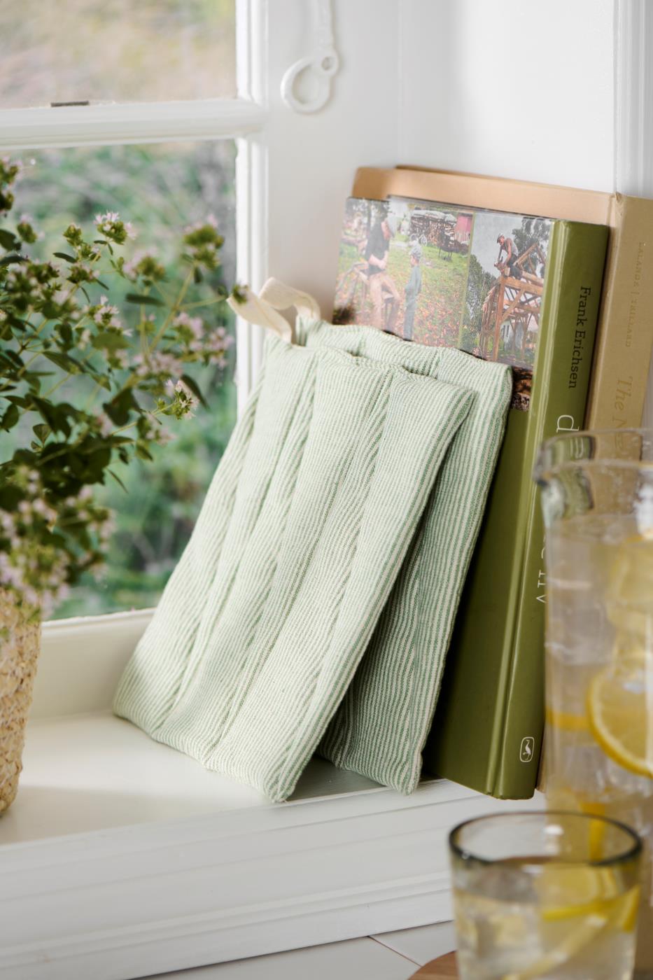 Smalstribet grøn og hvid grydelap - køb hos Butikalrum.dk.