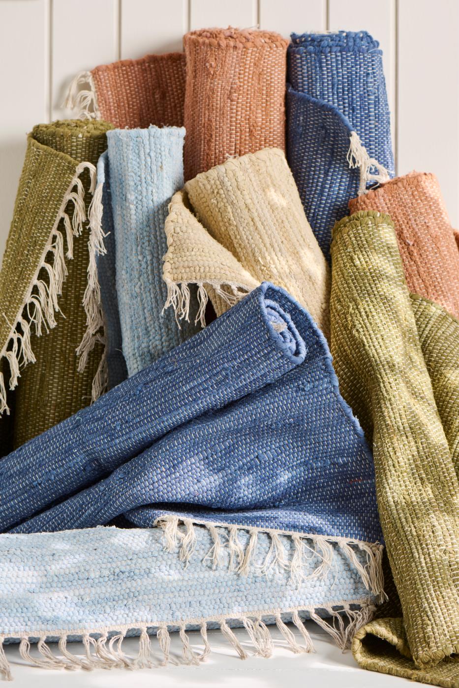 Kludeløber i mørkeblå vævet bomuld, 60 x 120 cm – perfekt til entré, køkken eller sommerhus. Fra Butikalrum.