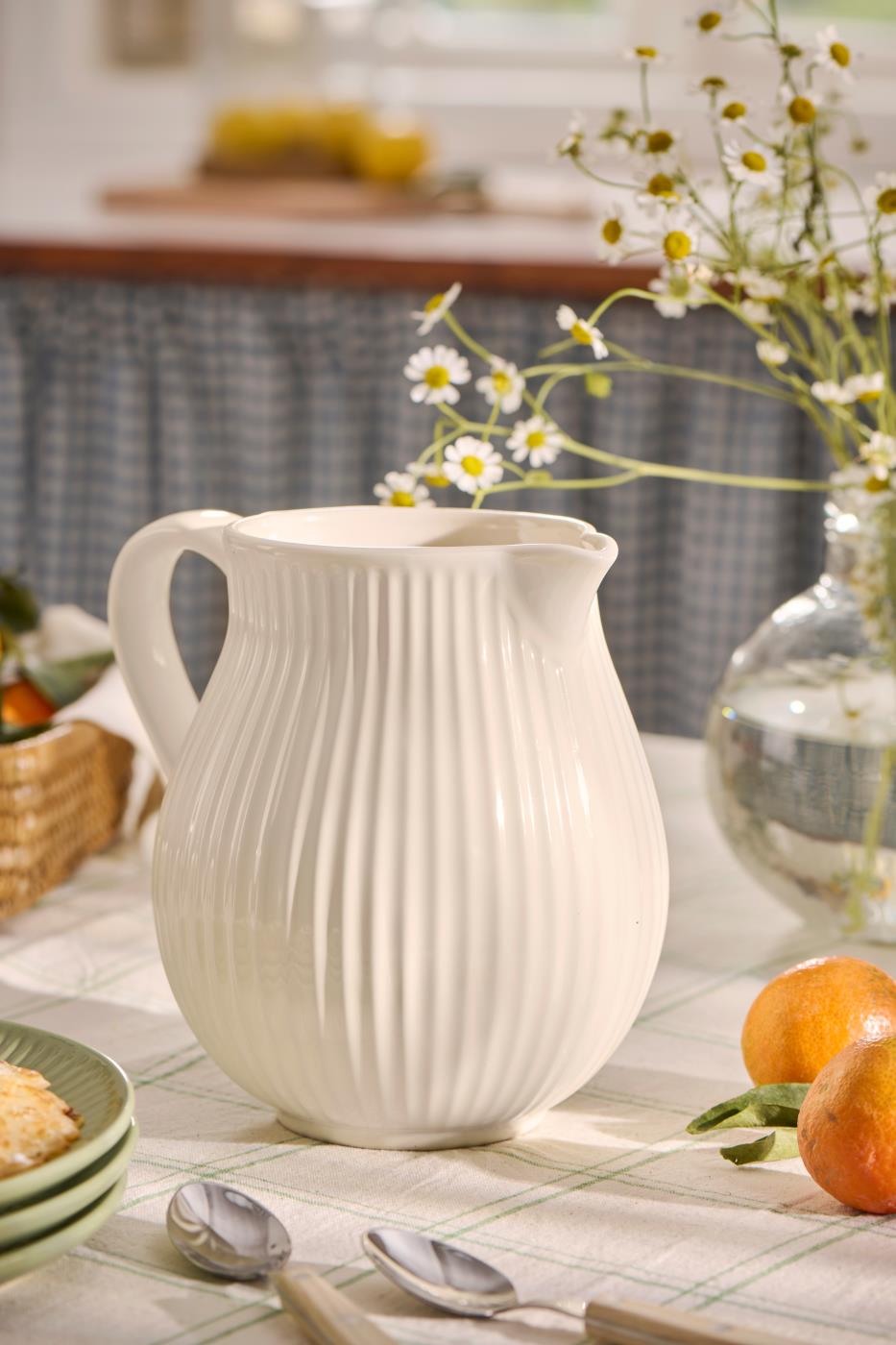 Hvid stentøjskande med hank.