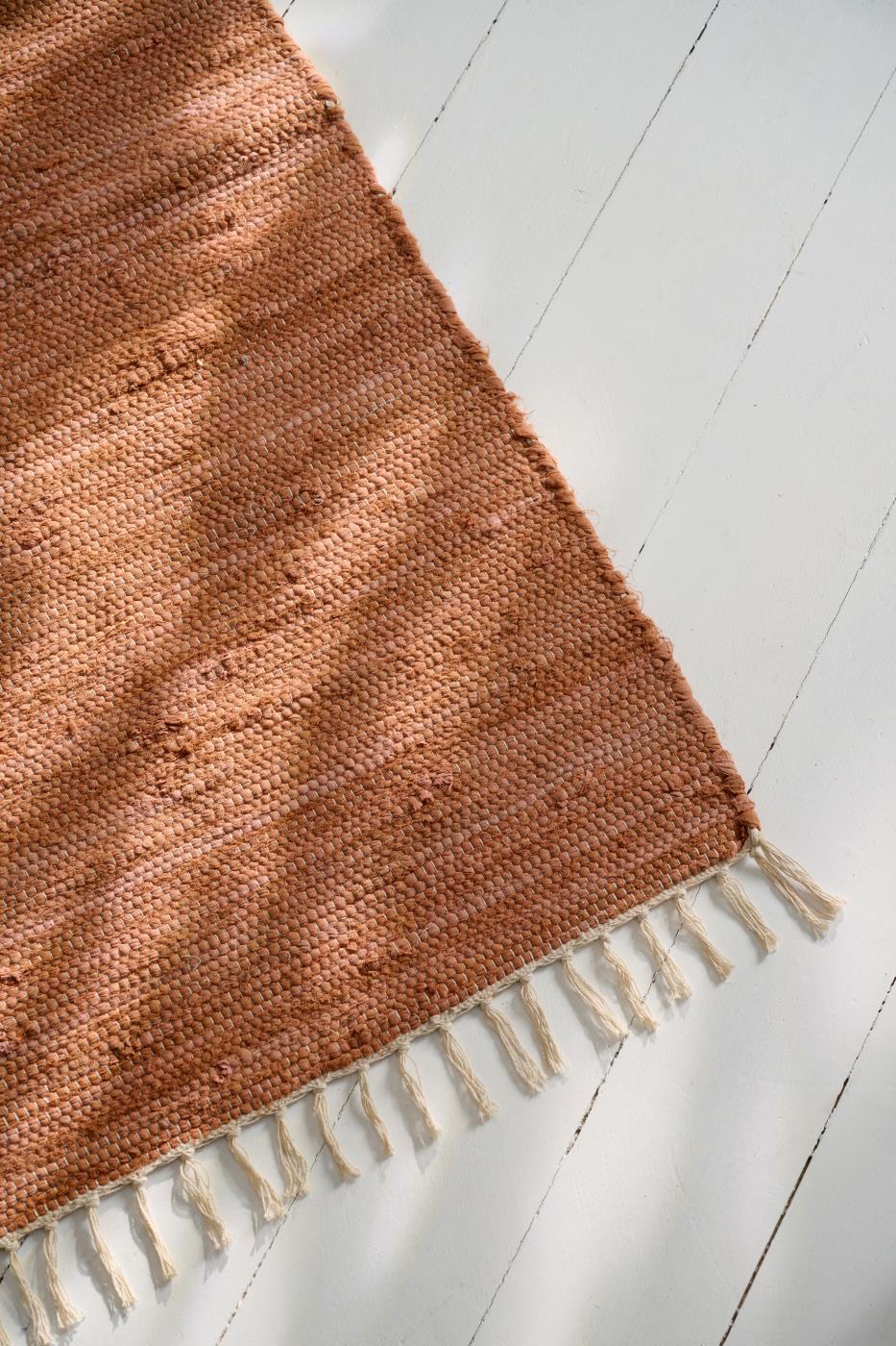 Kludeløber i rustfarvet vævet bomuld – 60 x 120 cm. Smal løber i brændt orange til entré eller køkken. Fra Butikalrum.dk