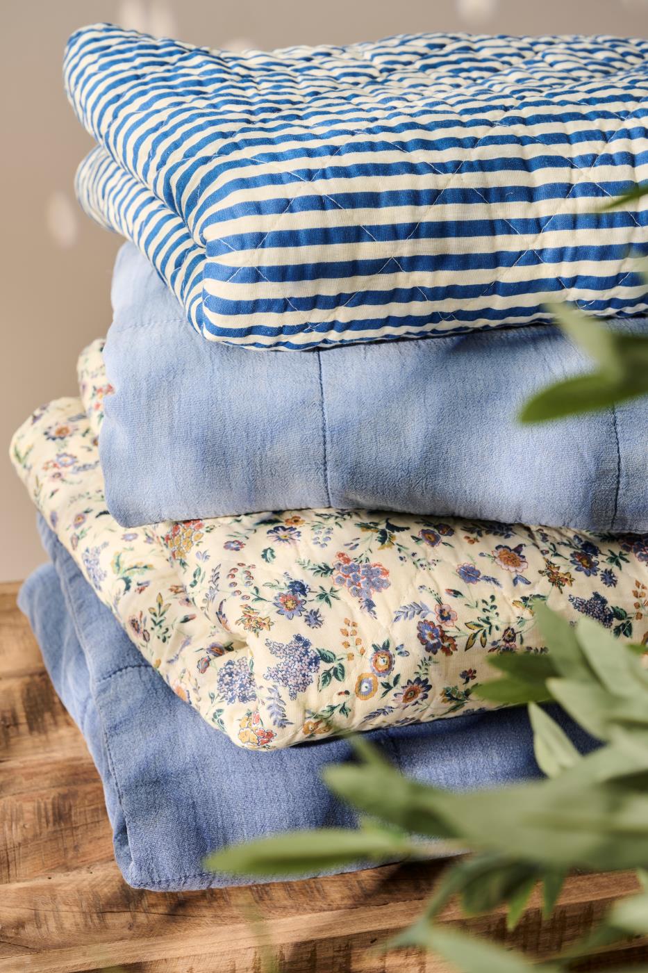 Vattæppe med lilla og brune blomster 130x180 cm i Butikalrum.dk