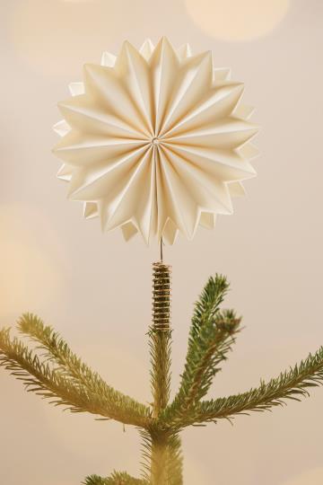 Topstjerne Stella i hvidt papir med messingfarvet holder – enkel og stilfuld juletopstjerne
