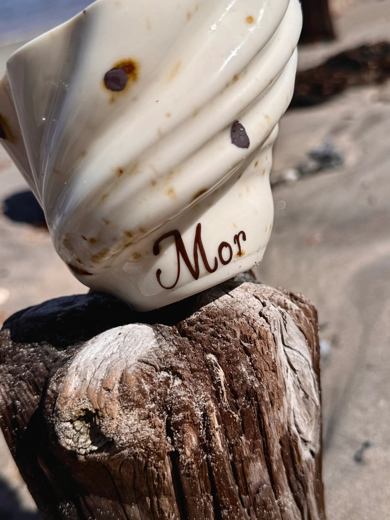 Hvid svanekop fra Studio Aarhus med pletter og teksten 'mor'. Find hos butikalrum.dk