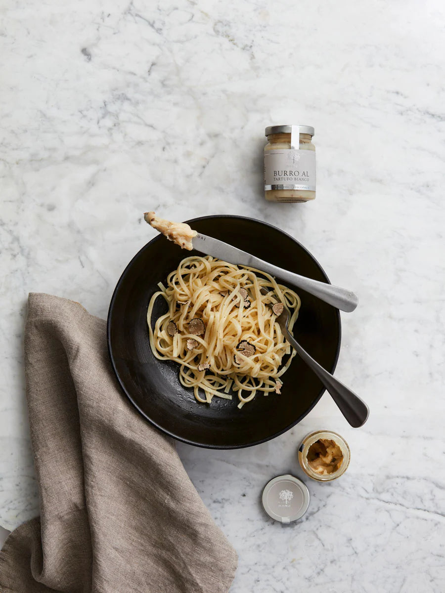 Trøffelsmør lavet på smør og hvide trøfler – perfekt til pasta eller som en eksklusiv værtindegave.