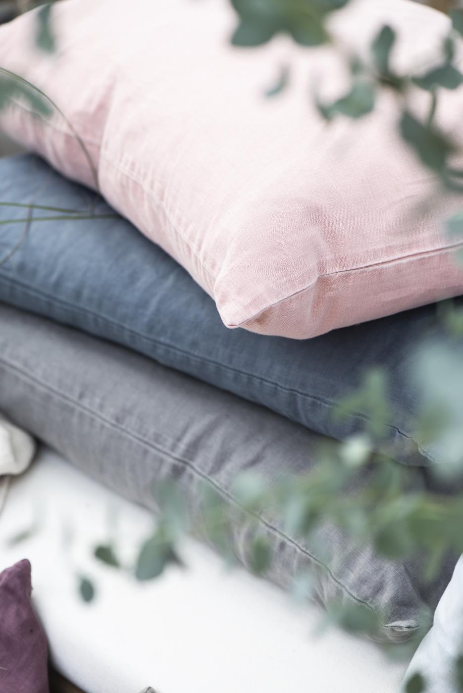 Pude i 100% hør i farven Rose Shadow med blød stenvasket finish og pudefyld – køb hos butikalrum.dk.