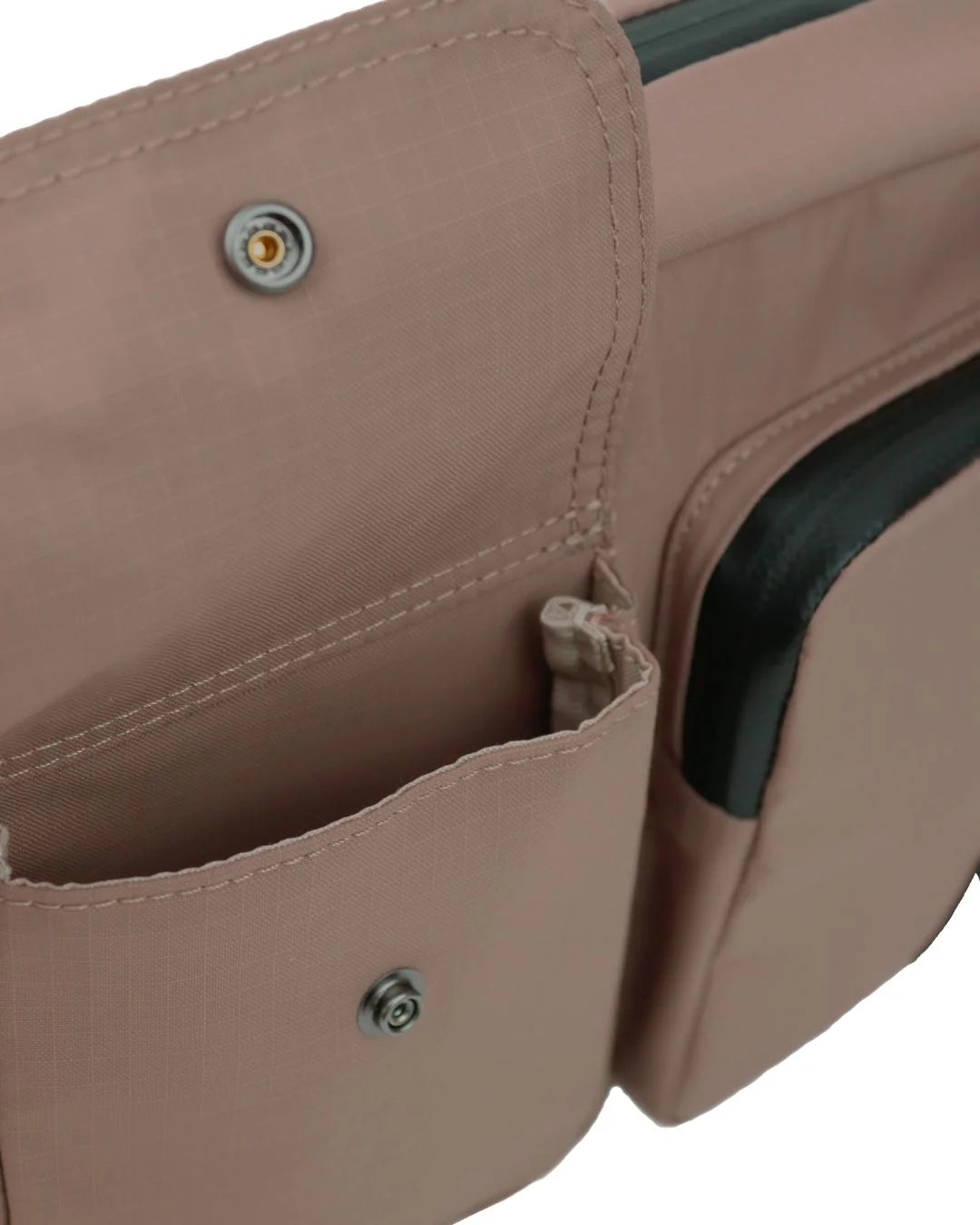 Miles messengertaske i brun farve Scandi Taupe fra Kintobe – kompakt, bæredygtig taske med justerbar rem og flere rum.