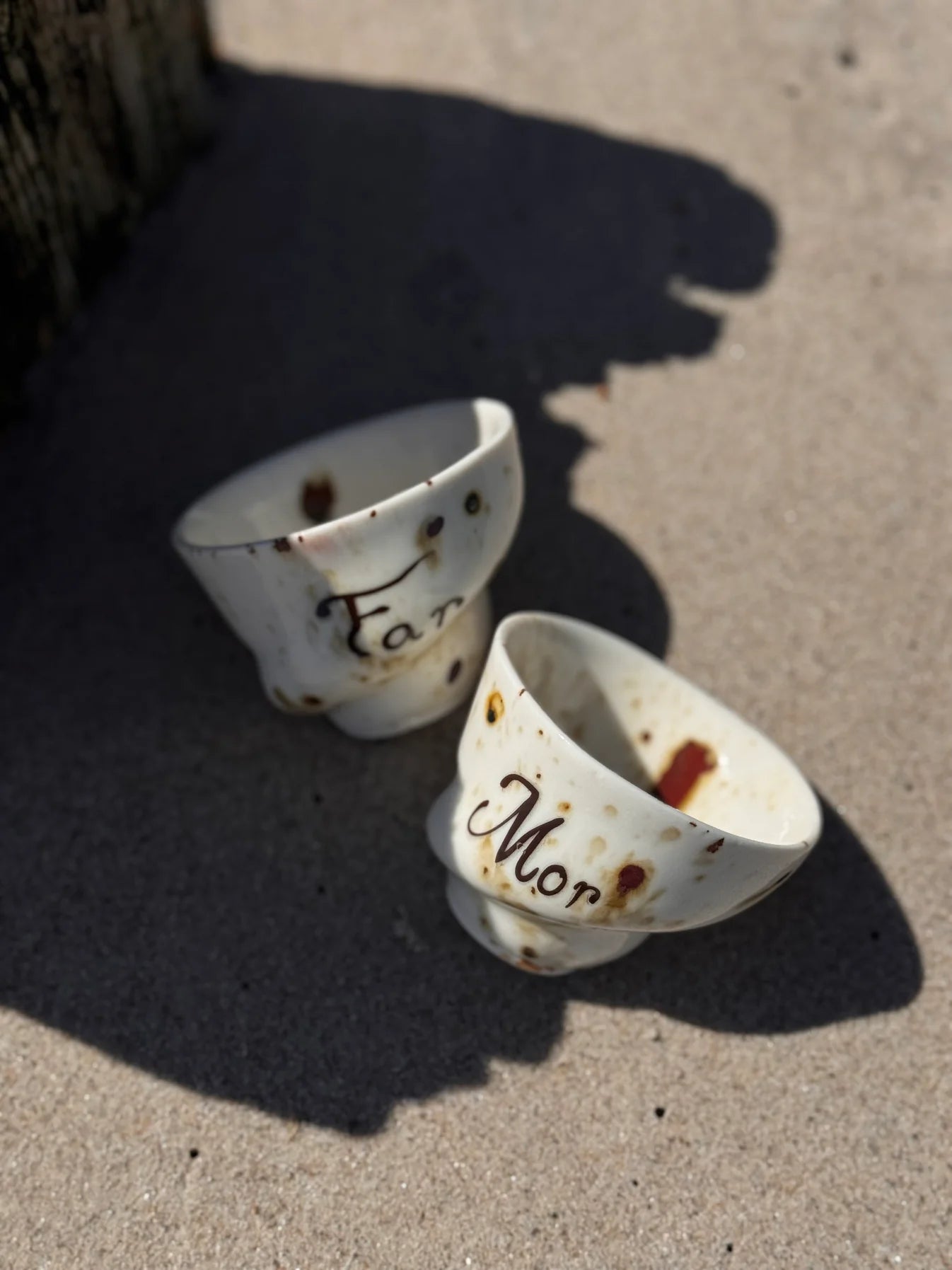 Espressokoppen med teksten 'mor' fra Studio Aarhus - indhold 65 ml.
Køb hos butikalrum.dk