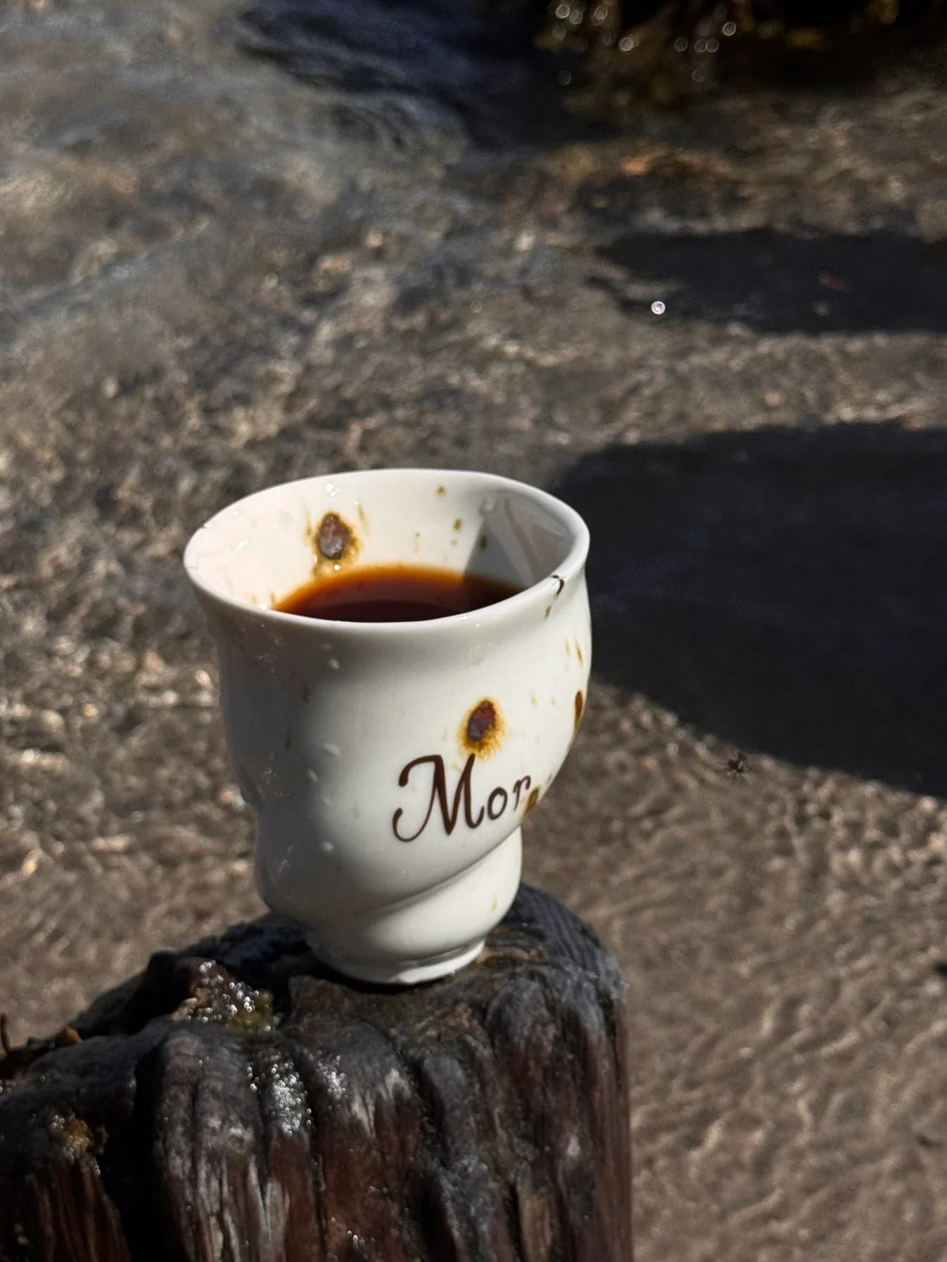 Keramisk kop med 'mor' skrevet på fra Studio Aarhus. Kan indeholde 175 ml. Måler H9, D8 cm. Køb hos butikalrum.dk.