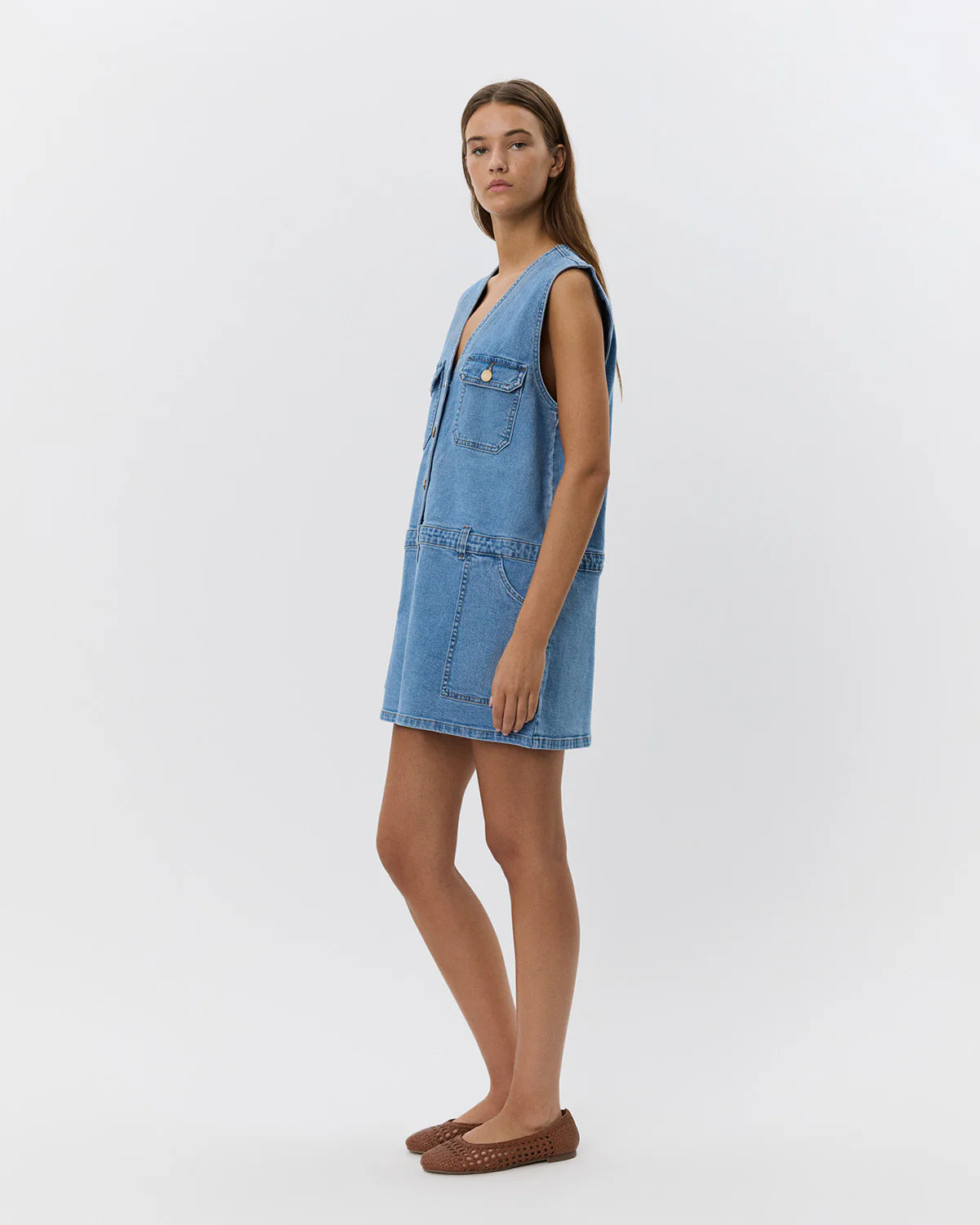 Kjole med bæltestropper, så du nemt kan tilføje et bælte fra butikken. Den har flotte detaljer, som knapper fra top til bund og en flot v-hals, så du kan kombinere med en t-shirt eller skjorte.
