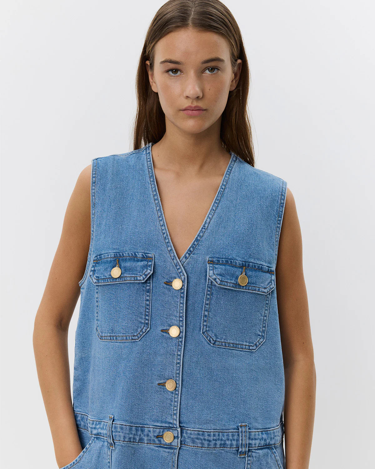 Kjole med bæltestropper, så du nemt kan tilføje et bælte fra butikken. Den har flotte detaljer, som knapper fra top til bund og en flot v-hals, så du kan kombinere med en t-shirt eller skjorte.