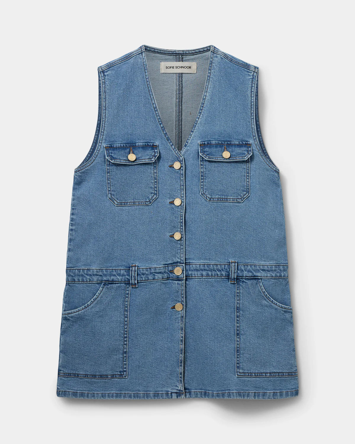 Kjole med bæltestropper, så du nemt kan tilføje et bælte fra butikken. Den har flotte detaljer, som knapper fra top til bund og en flot v-hals, så du kan kombinere med en t-shirt eller skjorte.