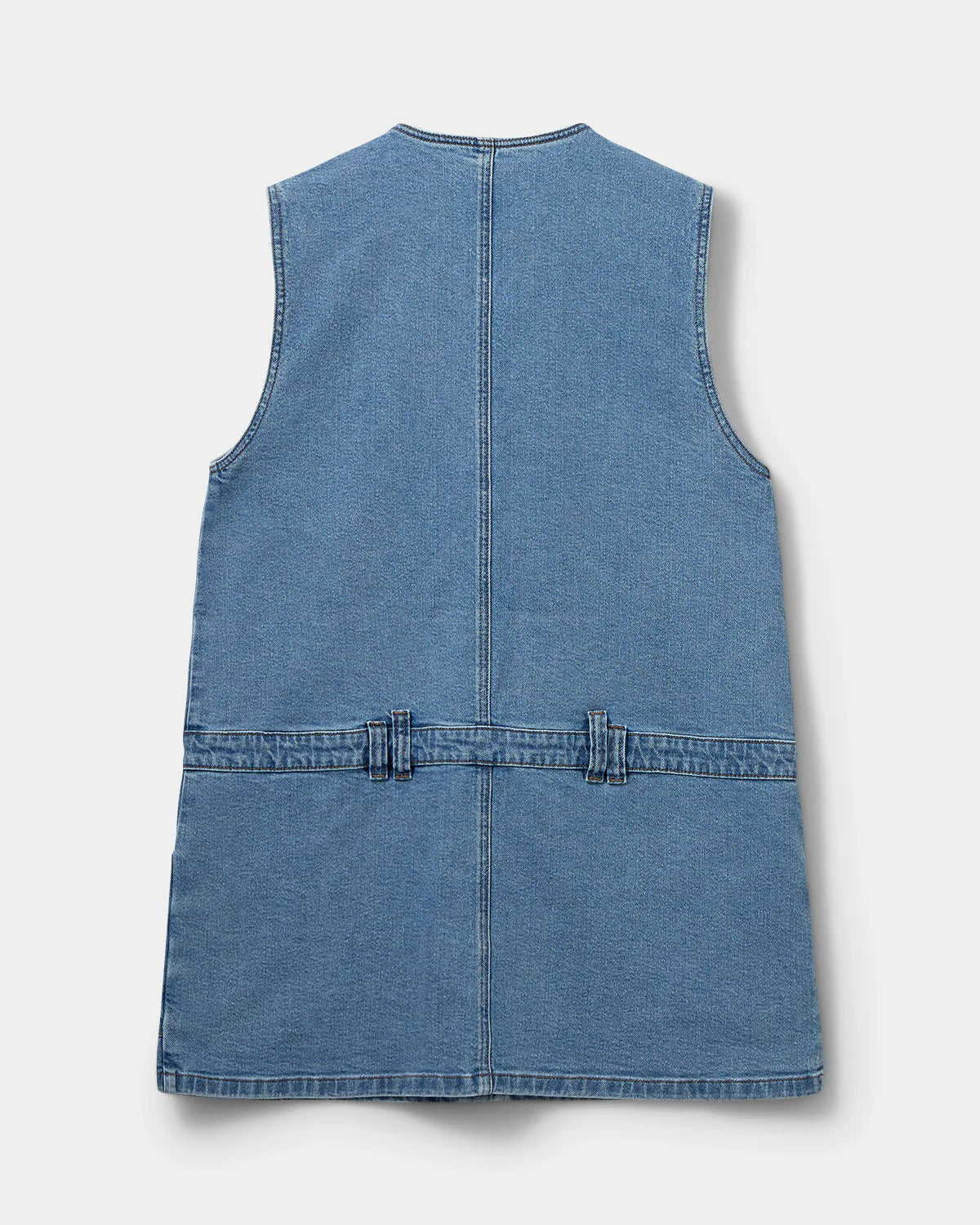 Kjole med bæltestropper, så du nemt kan tilføje et bælte fra butikken. Den har flotte detaljer, som knapper fra top til bund og en flot v-hals, så du kan kombinere med en t-shirt eller skjorte.