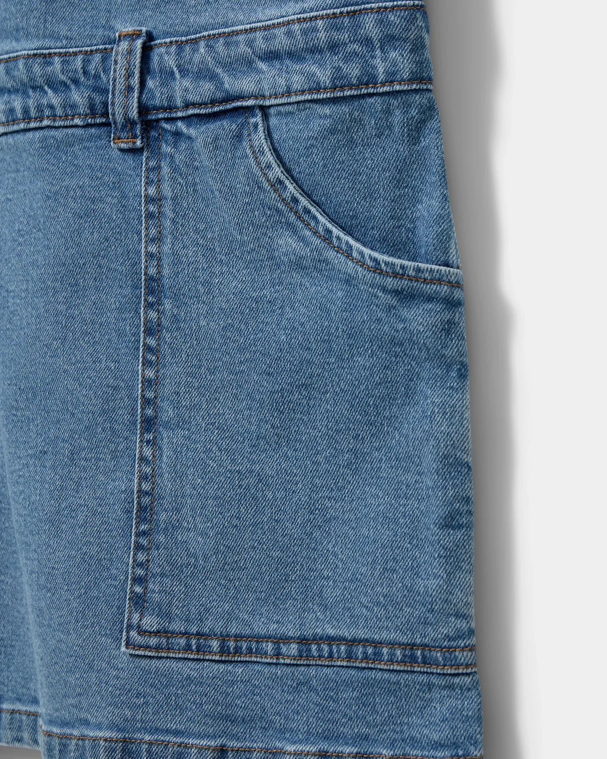 Kjole med bæltestropper, så du nemt kan tilføje et bælte fra butikken. Den har flotte detaljer, som knapper fra top til bund og en flot v-hals, så du kan kombinere med en t-shirt eller skjorte.