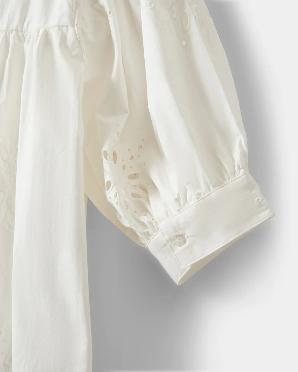 ALESSIASW broderet anglaise skjorte i Snow White fra Sofie Schnoor – køb hos butikalrum.dk