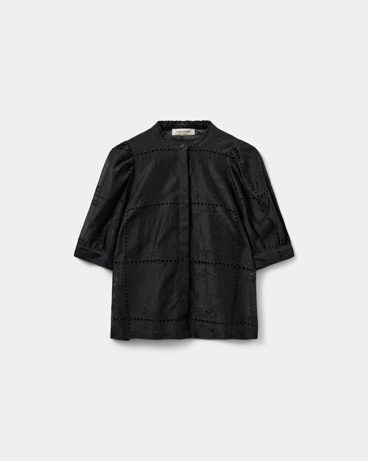 ALESSIASW bluse fra Sofie Schnoor i Black med broderie anglaise, korte pufærmer og smockdetaljer – køb hos butikalrum.dk.