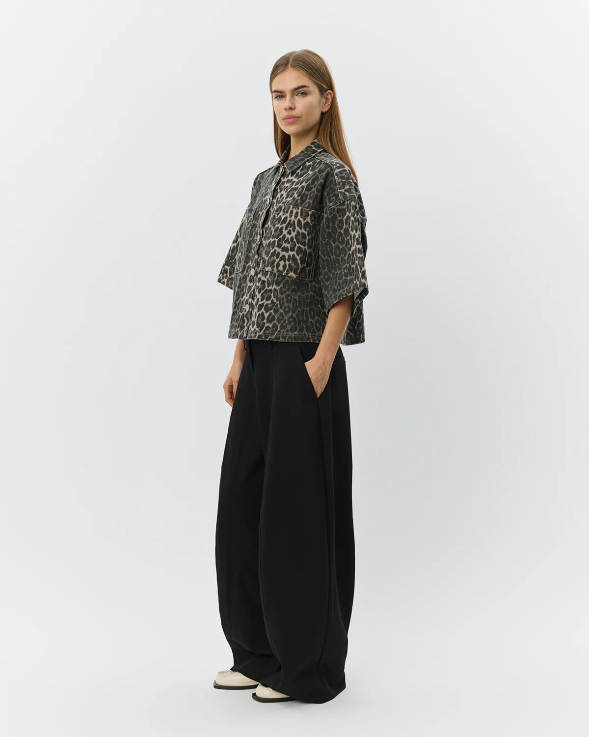 Sofie Schnoor ALINESW Denim Skjorte i leopardmønster – køb hos butikalrum.dk