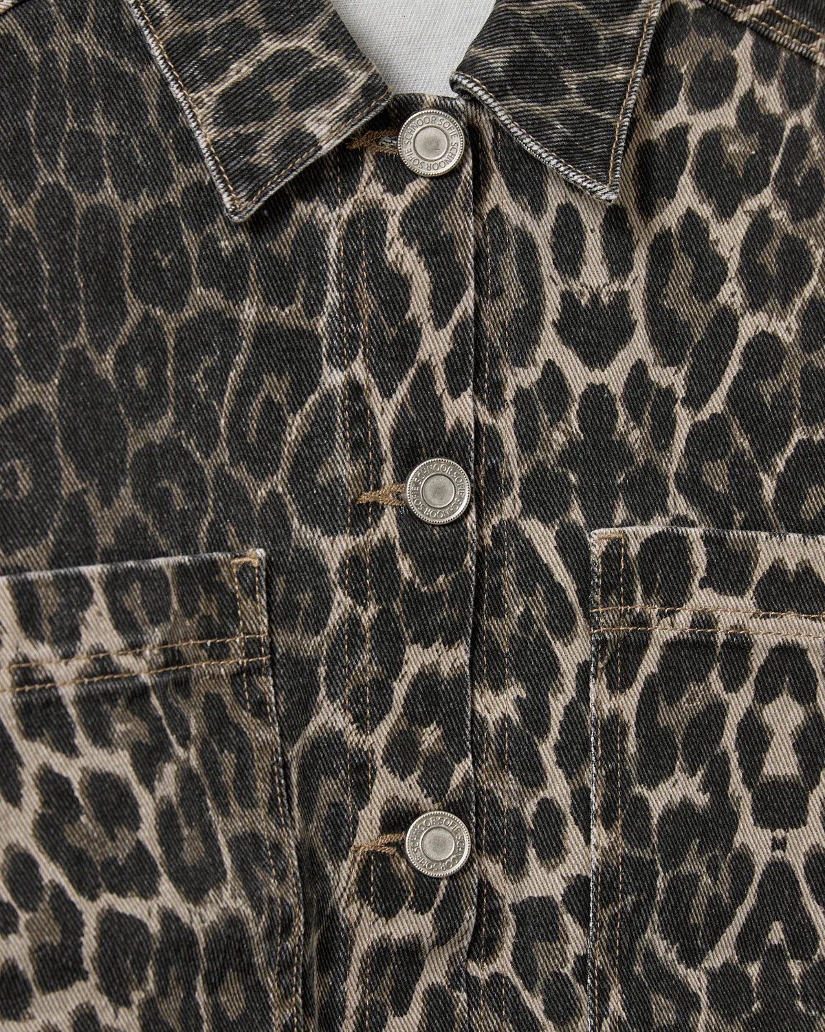 Sofie Schnoor ALINESW Denim Skjorte i leopardmønster – køb hos butikalrum.dk