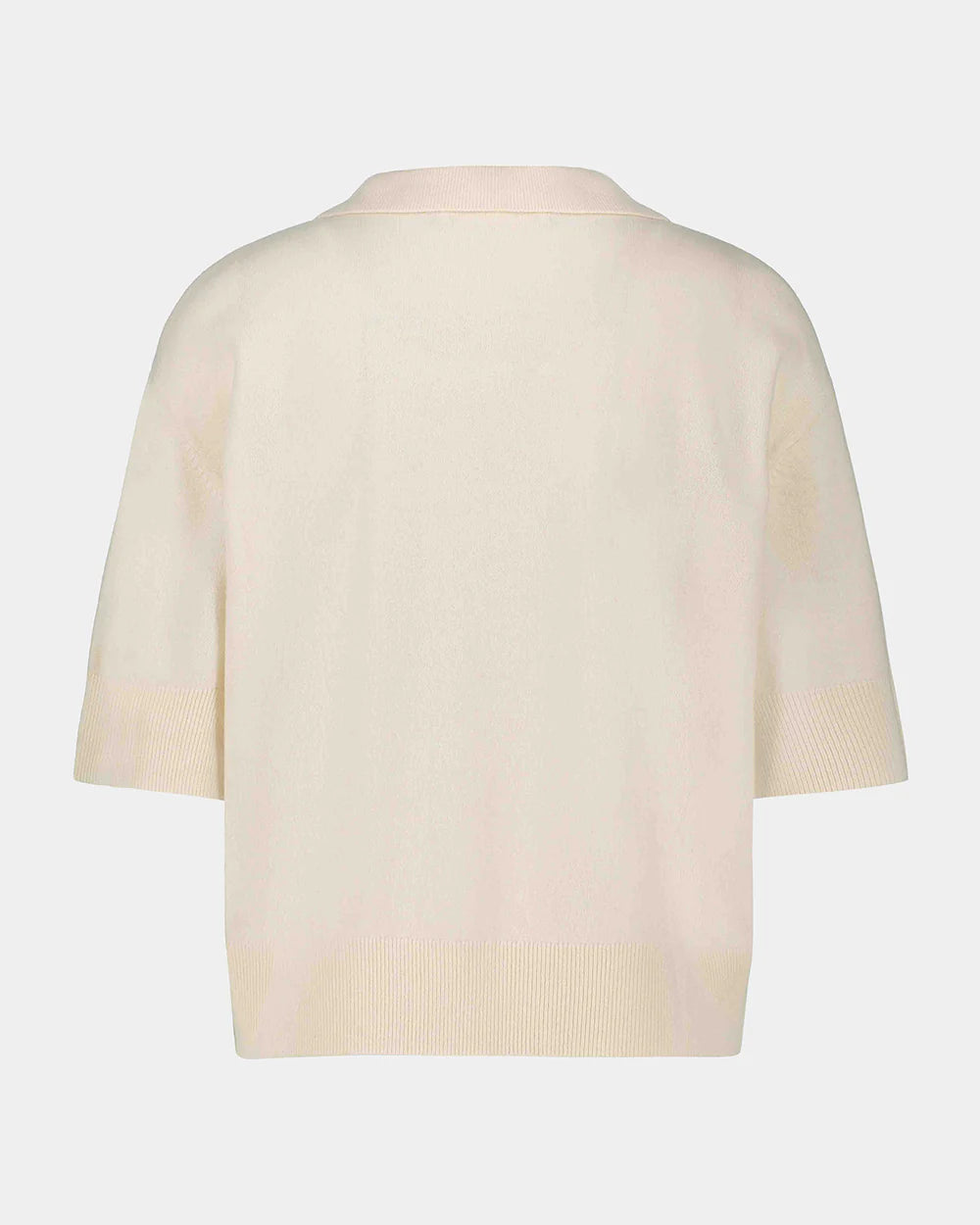AMALYSW polostrik fra Sofie Schnoor i off white – med V-udskæring, krave og korte ærmer i 100% merinould