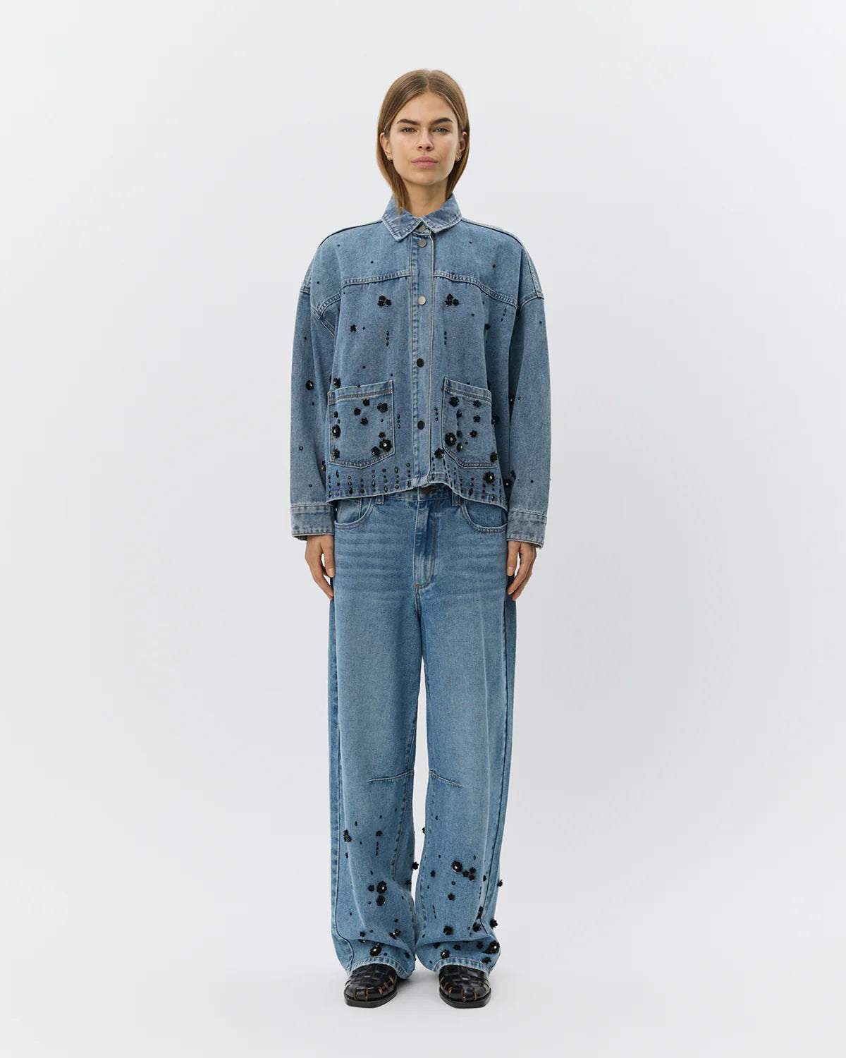Sofie Schnoor AMAYASW Boxy Denim Jakke i blå med pailletblomster – køb hos butikalrum.dk