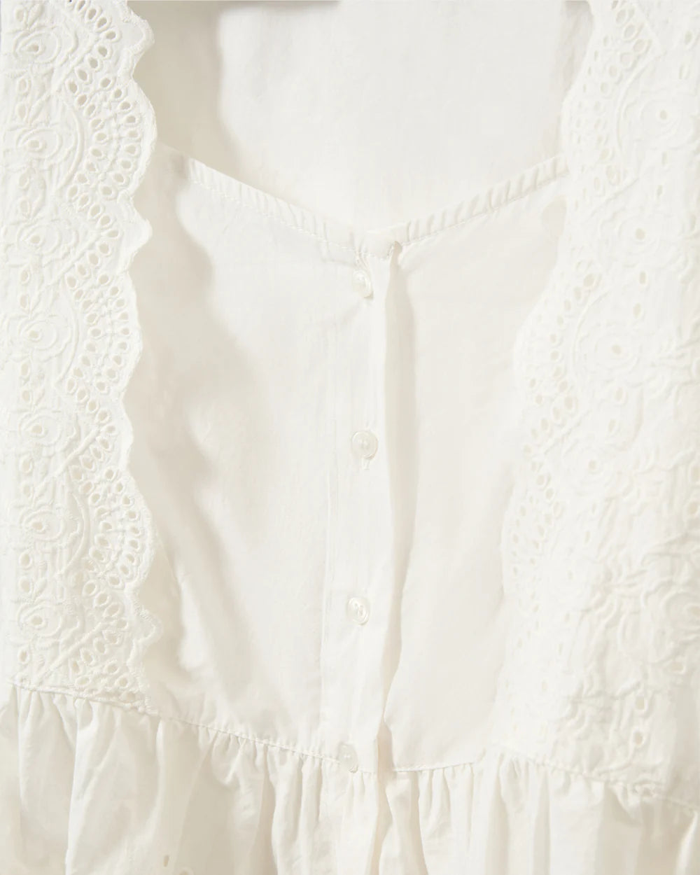 ARIASW broderet Anglaise skjorte i off white med flæsedetaljer og peplum-kant – butikalrum.dk | butikalrum.dk