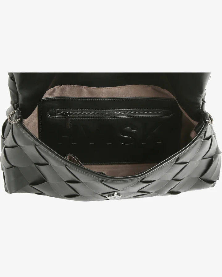 Arlene flettet tote bag med magnetlukning og justerbar crossbody-rem – køb hos butikalrum.dk