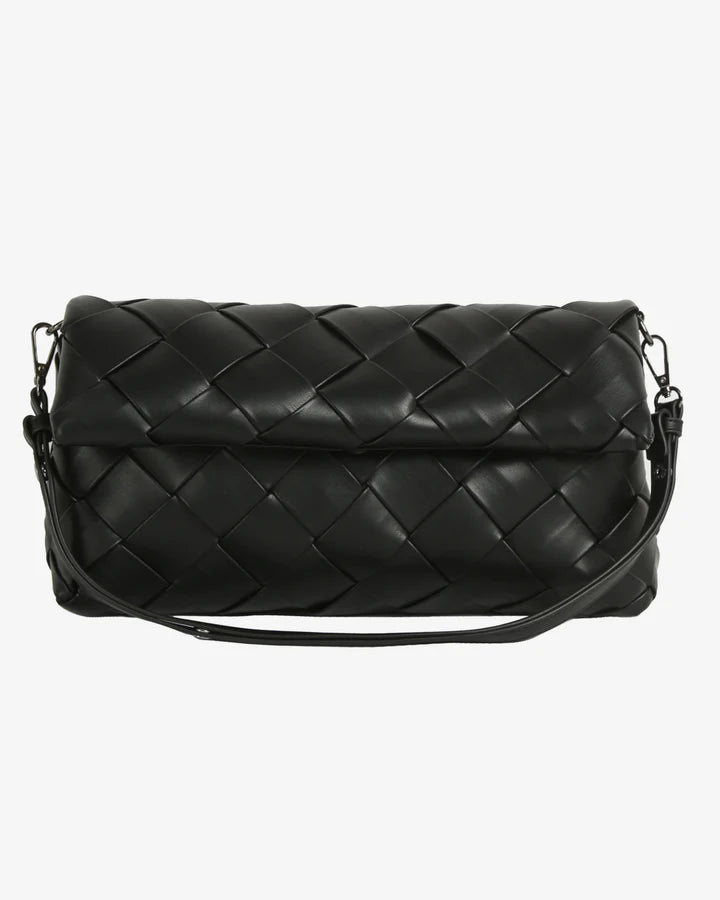 Arlene flettet tote bag med magnetlukning og justerbar crossbody-rem – køb hos butikalrum.dk