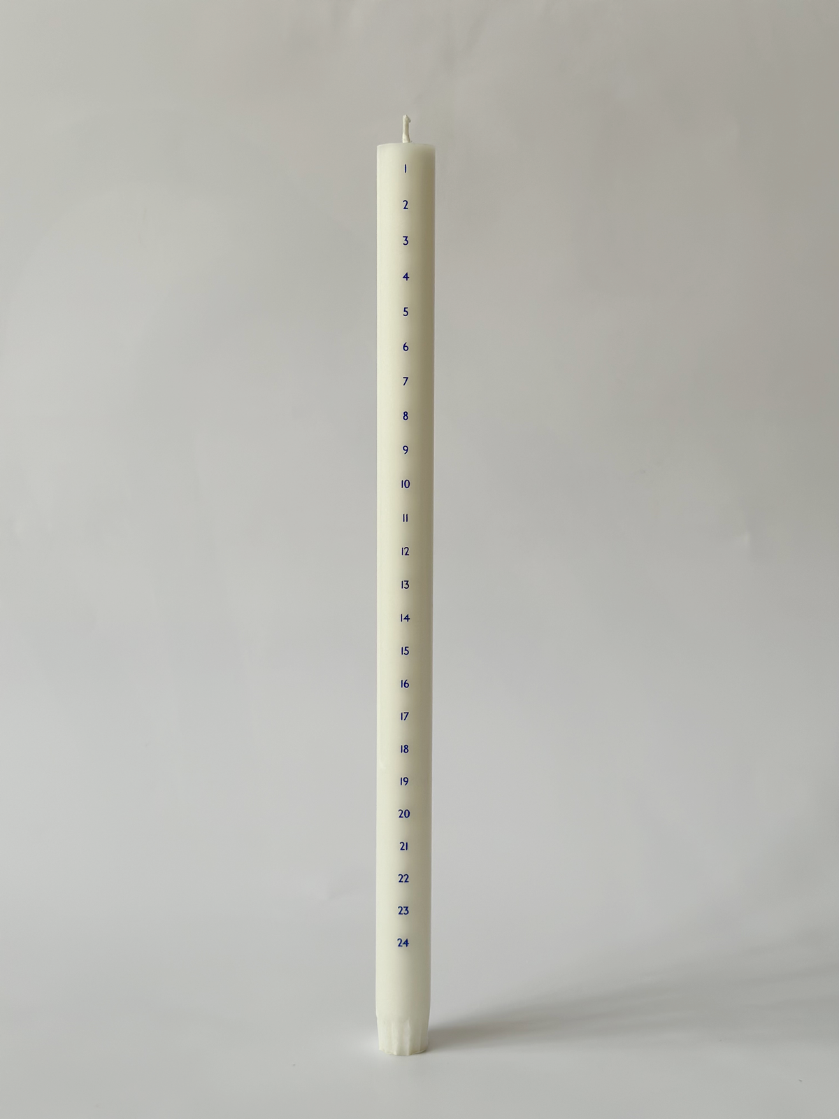 Kalenderlys fra ÅBENLYS med blå tekst i 100% bæredygtigt stearin, Ø 2,2 x 35 cm – køb hos butikalrum.dk.