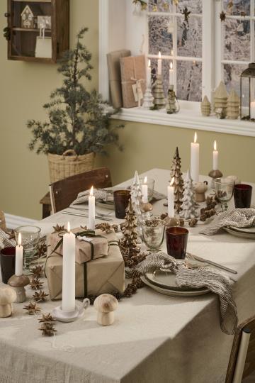 Hørfarvet aflang dug i bomuld og hør – enkel og elegant til borddækning