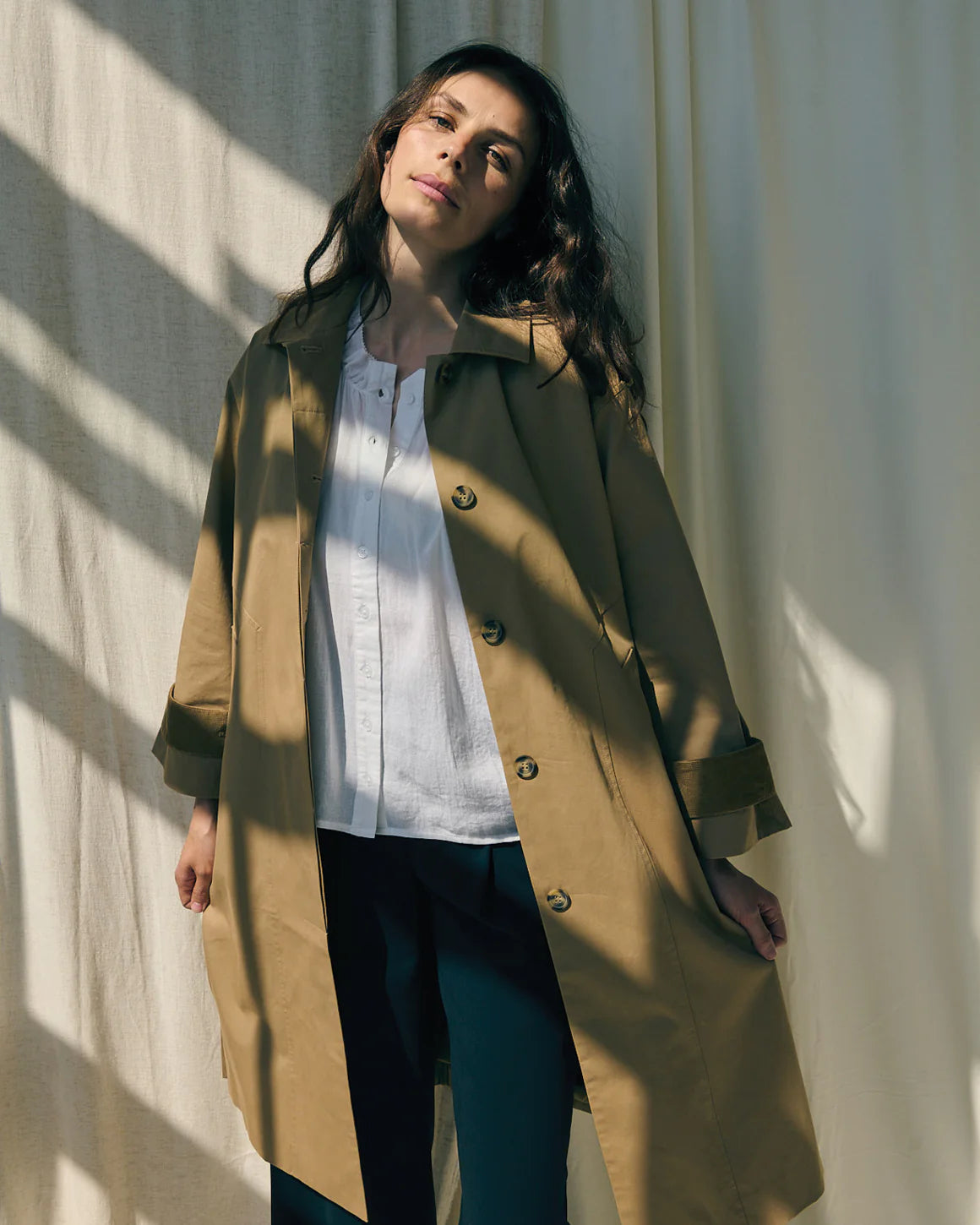Alma Trendcoat i sand fra La Rouge – klassisk bomuldsfrakke
