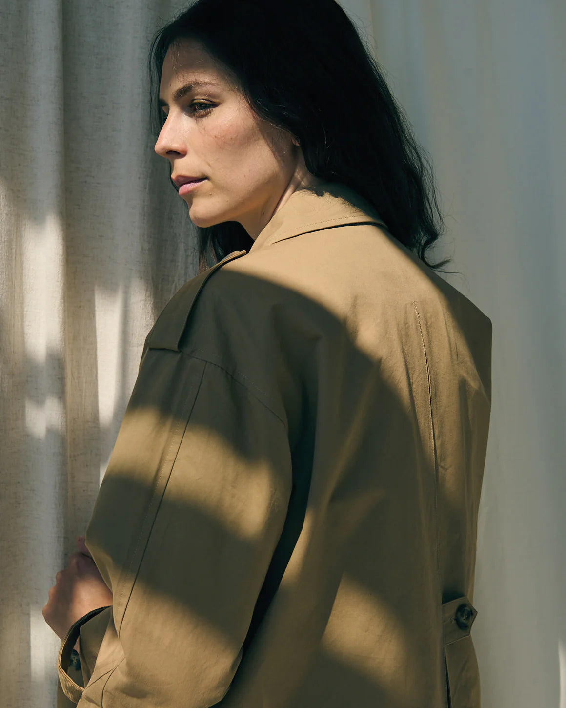 Alma Trendcoat i sand fra La Rouge – klassisk bomuldsfrakke
