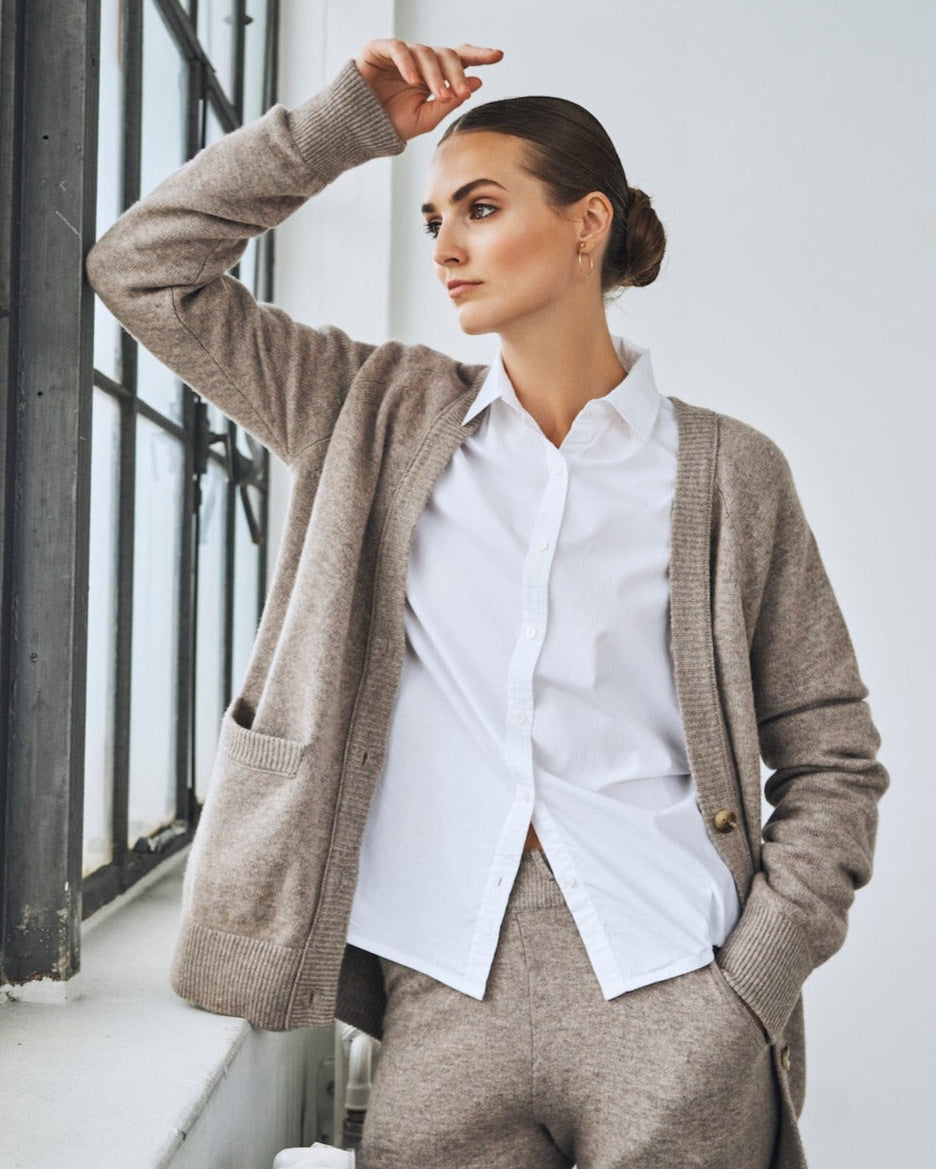 Klassisk og tidløs Angelina cardigan i 100% cashmere med dyb V-udskæring, ribkanter, hornknapper og rummelige ærmer.