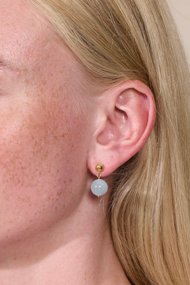Nora Aquamarin krystal øreringene fra Soi med forgyldt ørestikker.