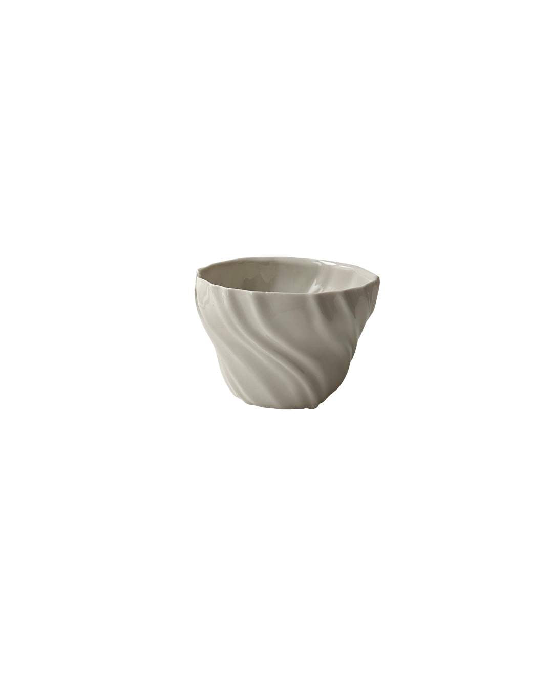 Håndlavet hvid porcelænskop fra Atelier Marée, inspireret af havets bølgede sandbund, rummer 240 ml.